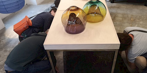Tisch von Hannah Parr, Glasobjekte von Andrea Heller, Vernissagebesucher